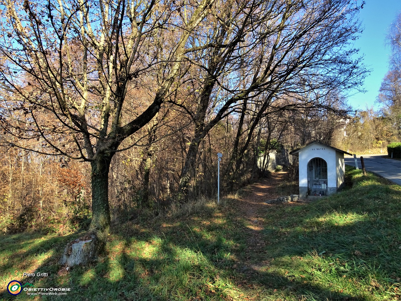 54 Alla santella della Madonna del Perello a Pratolungo.JPG